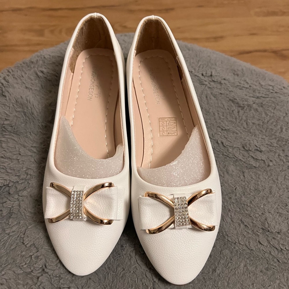 White bow flats